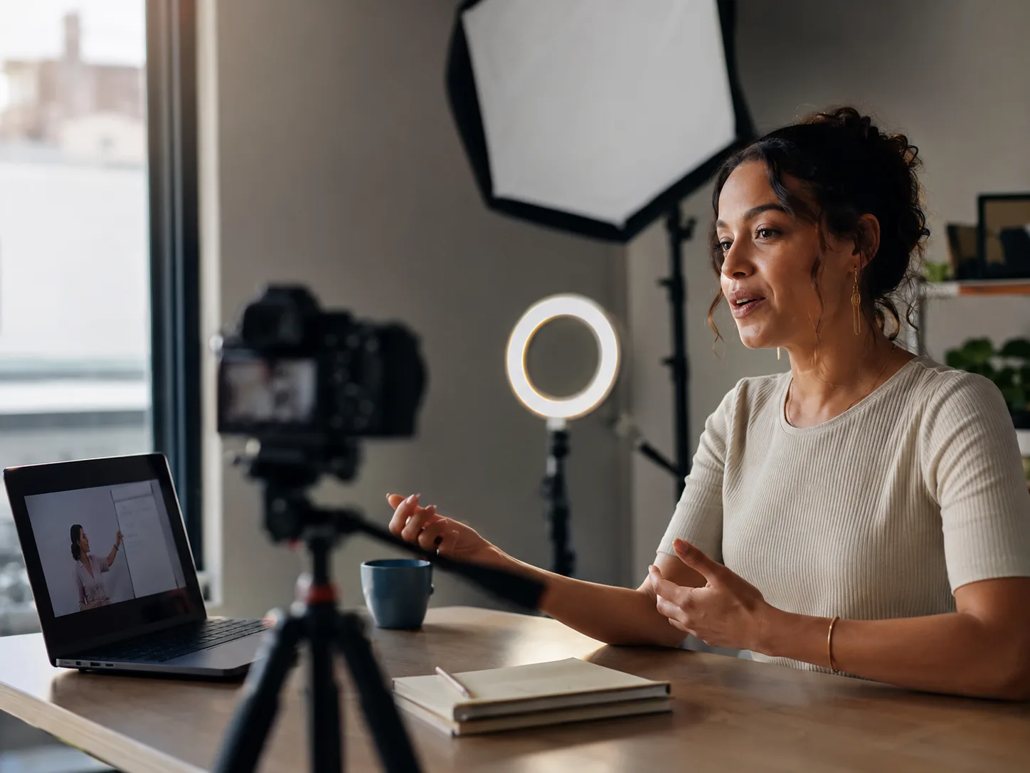 Criadora de curso gravando uma videoaula em estúdio caseiro